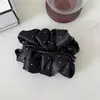 Pinza de Plátano Plegada de Satén Estilo Coreano con Gipsofila para Mujer, Pinza Versátil para el Cabello para la Parte Trasera de la Cabeza, Realza el Volumen del Cabello, Pinza Vertical con Acabado de Alta Gama, Accesorio para el Cabello