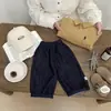 Jeans da Moda para Bebês Primavera e Outono 2026 Novos Calças Retas Casuais Modernas para Crianças Pequenas Calças Longas Versáteis Modernas