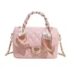 Bolsa de Mão Acolchoada Elegante e Moderna para Mulheres Verão 2025 com Lenço de Seda de Alto Padrão Versátil Bolsa Transversal com Corrente Tendência
