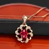 Colgante Europeo y Americano de Diamante Rojo Rubí con Forma de Flor Hueco en Forma de Corazón con Diamante con Forma de Cristal Rojo Chapado en Oro de 18K