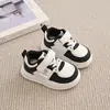 Tênis de lona infantis 2025 primavera novo estilo meninos meninas bebê sapatos de jardim de infância sapatinhos brancos sapatos para caminhar