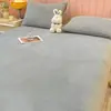 Color Sólido Invierno Coral Leche Terciopelo Cama Sábanas de Cama Pieza Única Engrosada Forrada de Felpa Colcha Estudiante Dormitorio Individual Felpa Cama Sábanas de Cama Colcha