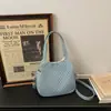 Bolso de mano casual estilo coreano para mujer, con un moderno diseño de lunares, gran capacidad y un estilo de bolso de hombro moderno y apto para estudiantes.. Es una bolsa de asas relajada y minimalista