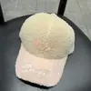 2025 Nueva Gorra de Visera de Pato de Otoño e Invierno para Mujer con Bloque de Color de Letras Gorra de Béisbol de Lana de Cordero, Sombrero Plush Cálido Versátil para Exterior