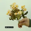 Ramo Artificial de Margaritas Pequeñas de Color Otoñal de 5 Puntas, Flores Silvestres Pequeñas, Flores Artificiales, Adornos de Decoración para el Hogar y Bodas, Flores Artificiales de Alta Gama