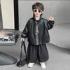Conjunto de otoño para niño: chaqueta de cuero elegante y genial, conjunto de tres piezas de moda coreana de primavera y otoño para niños con camisa a cuadros