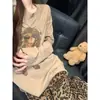 Pijamas femininos no atacado para exportação, coleção primavera e outono, com um design de desenho animado doce e fofo, feitos de tecido semelhante ao algodão, com gola redonda, mangas compridas e um estilo solto e casual, perfeitos para ficar em casa.