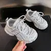 Tênis Casuais Respiráveis de Malha para Meninas 2026 Primavera/Verão Novos Tênis Versáteis da Moda para Crianças Maiores Tênis de Pai