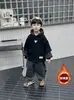 Conjunto de invierno para niño: un conjunto de dos piezas elegante y moderno con estampado de cuadros y forro polar, diseñado para niños y jóvenes