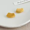 Brincos Prateados Modernos e de Alto Padrão com Textura Escovada, Design Geométrico Irregular de Letras, Brincos para Venda no Atacado de Fábrica