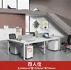Estação de Trabalho com Painel de Computador Mesa e Cadeira de Escritório para Funcionários Combinação de Móveis Estrutura de Aço Simples e Moderna Suporte para Cartões de Tela para Quatro Pessoas