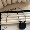 Mini bolso de cuero con colgante de cuerda negra para mujer, elegante, combinable con todo, minimalista, con forma cóncava, accesorio de moda.