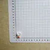 Estilo Japonés Lindo Gato Gatito Sosteniendo Fresa Serie Accesorios de Resina Hecho a Mano DIY Pasador para el Cabello de Niña Funda para Teléfono Bolsa para Zapatos