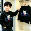 Camiseta de manga comprida para meninos, algodão puro, novo estilo primavera/outono 2026, cor sólida, gola redonda, top de base para crianças mais velhas