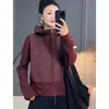 Moletom com capuz e colete patchwork falso de duas peças para mulheres, novo estilo outono 2026, com capuz, solto, estiloso, modelador, versátil, jaqueta curta da moda