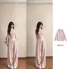 Blusa rosa de manga comprida, conjunto de yoga feminino, calça casual, conjunto de sportswear, look de outono, estilo minimalista e intelectual, um conjunto completo