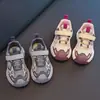 Tênis Respiráveis Anti-Odor de Malha Dupla Novos para Outono de 2026 para Meninas, Sapatos de Pai Fofos com Desenho Animado, Sola Grossa Antiderrapante, Modernos