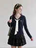 Camiseta azul marino de manga larga con lunares bordados para mujer, nueva prenda exterior ajustada de otoño 2026