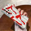 Capa de celular Samsung S25+ com estampa de laço de fita listrada vertical azul e branca pintada à mão estilo coreano fofo