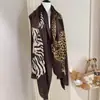 Lenço echarpe com estampa de leopardo e zebra para mulheres, moda outono e inverno, versátil, luxo leve, macio e luxuoso, lenço de seda estampado de alta qualidade