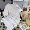 Novo Conjunto Esportivo Casual para Corrida 2025 para Mulheres Verão Estilo Coreano Solto Branco e Estiloso Manga Curta Shorts para Estudantes