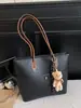 Bolsa Pequena de Moda Nicho para Axila Verão 2026 Nova Tendência Simples para o Dia a Dia Bolsa de Ombro Grande Capacidade Bolsa Tote Estilosa