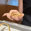 Tienda de Oro Mismo Estilo Oro Arena Deslumbrante Pulsera de Oro Triturado de Tres Caras Anillo de Hielo Triturado Liso Pulsera Regalo Clásico de Moda para Novia