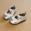 Zapatos de princesa de lunares para niñas, nueva colección primavera/otoño 2026, con ribete de encaje, lazo y cierre de velcro, zapatos de cuero de suela blanda para bebés