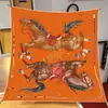 90cm Estilo Nuevo Caballo Galopante Moda Femenina Versátil Decorativo Protección Solar al Aire Libre Chal Bufanda Grande Pañuelo para la Cabeza