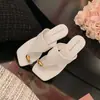 Chanclas de dedo con punta cuadrada y suela plana para mujer, estilo caluroso de verano 2026, adecuadas para combinar con faldas, estilo vacacional casual, sandalias de tacón grueso para uso en exteriores