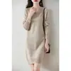 Vestido de tricô de gola V longo justo para outono e inverno, vestido suéter casual versátil para usar por cima, estilo europeu e americano, minimalista