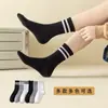 Meias femininas primavera e verão Meias listradas barras paralelas meias de moda universitária ins meias felpudas pretas e brancas meias de algodão japonesas e coreanas atacado