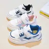 Tenis deportivos para niños, nuevo modelo 2026, diseño color-block, con correas de velcro, suela suave y antideslizante, suela gruesa, ligeros, transpirables y duraderos para niños y niñas