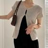 Cárdigan de punto fino y ajustado de manga corta con diseño hueco y cuello en V de dos botones, estilo coreano, moda Primavera/Verano 2026 para mujer