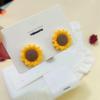 Pendientes de girasol pequeños y frescos con personalidad para niñas, de resina amarilla, muy populares en Europa y Estados Unidos, al por mayor.