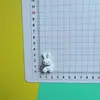 Coelho Fofo Sentado de Desenho Animado Usando Cachecol Resina DIY Capa de Celular Elástico de Cabelo Acessório de Cabelo Fivela de Sapato Material Acessórios Atacado