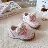 Zapatos casuales de malla transpirable para niñas, nueva colección primavera/verano 2026, zapatos de princesa infantiles con tema de cereza, tallas medianas y grandes, zapatillas deportivas