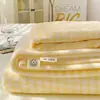 Nuevo juego de sábanas a cuadros de terciopelo de leche de grado A para bebé e infantil 2026, con un diseño sencillo de color liso, funda de almohada antiestática y funda de edredón - un juego de tres piezas