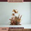 Escena de decoración de escaparate de tienda de ropa con flores de otoño, juncos, hierba y flores secas para una transmisión en vivo con temática femenina