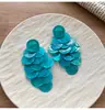 Brincos de concha azul com franjas estilo férias na praia, de alta qualidade e elegantes, brincos exagerados com uma vibe descolada, brincos de nicho para mulheres