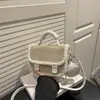 Bolsa Quadrada Pequena de Lã de Cordeiro 2025 Nova Inverno Casual Moda Costura de Ponto Fechado Ombro Único Transversal Bolsa de Pelúcia Sob o Braço