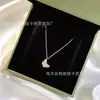 Pulseira Borboleta Pequena de Luxo Leve para Mulheres Ouro Rosa 18K Ano Zodiac Flor Vermelha Pequena Trevo Madrepérola Branca Pulseira de Alto Padrão
