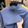 Camiseta Masculina Gola Alta com Zíper Parcial Estilo Old Money, Elástica e Amiga da Pele, Mangas Raglan, Cor Sólida Camisa Básica Casual para Homens