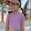 Nova Camiseta de Manga Curta de Seda Gelada Estilo Coreano para Meninas no Verão, Cor Sólida, Borda Plissada Estilosa, Top para Criança