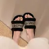 Pantuflas peludas para mujer para usar en exteriores, moda otoño e invierno 2026, versátiles estilo hada suela suave para casa algodón con estampado de letras