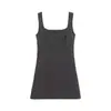 Conjunto de duas peças estilo coreano cinza com laço e gola alta, ideal para outono e inverno. Perfeito para usar por baixo ou por fora da roupa. Conjunto de duas peças composto por camiseta de manga comprida, regata e saia.