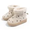Nuevas botas cortas de invierno para niñas con forro polar, botas de nieve gruesas y cálidas para niños, zapatos de algodón cálidos de lunares para niñas, zapatos para bebés
