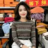 Camiseta de manga comprida com estampa retrô e dupla camada de tule para mulheres, estilo outono, versátil e de corte solto, adequada como camada base, blusa para mulheres de meia-idade