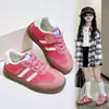 Zapatos para Niña 2026 Primavera y Otoño Nuevo Estilo Zapatos de Entrenamiento Alemanes para Niños Suela Suave Antideslizantes Zapatos de Tabla para Niña Pequeña Zapatos Deportivos para Estudiante