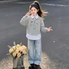 Conjunto de dos piezas para niña Primavera/Otoño 2026: una sudadera de dibujos animados con diseño de dos piezas simulado y una chaqueta vaquera con estampado de estrellas, un atuendo de moda
